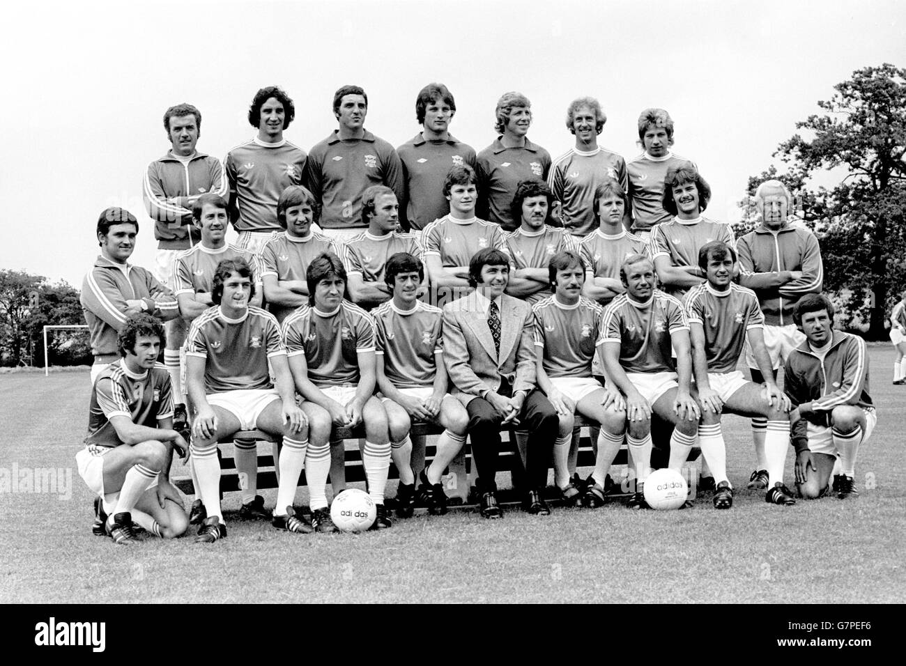 Giocatori e funzionari del Birmingham City FC in una fotocellula pre-stagione. Back row: (l-r) Coach capo Ken Oliver, Ricky Sbragia, Dave Latchford, Steve Smith, Jim Montgomery, John Connolly e Steve Fox. In media fila: Physio Jim Williams, Howard Kendall, Jimmy Calderwood, Gary Emmanuel, Joe Gallagher, Mick Rathbone, Kevan Broadhurst, Roy McDonough e l'allenatore Ray Devey. Prima fila: Malcom Page, Trevor Francis, Gary Jones, Terry Hibbitt, manager Willie Bell, Gary Pendrey, Tony Want, Archie Styles e Keith Bradley. Foto Stock