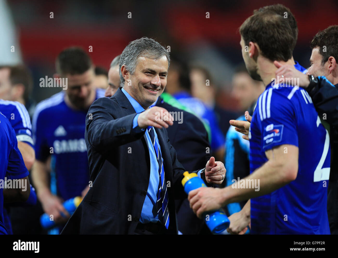 Il manager del Chelsea Jose Mourinho (a sinistra) sorride in festa mentre cerca di abbracciare il Branislav Ivanovic di Chelsea. Foto Stock