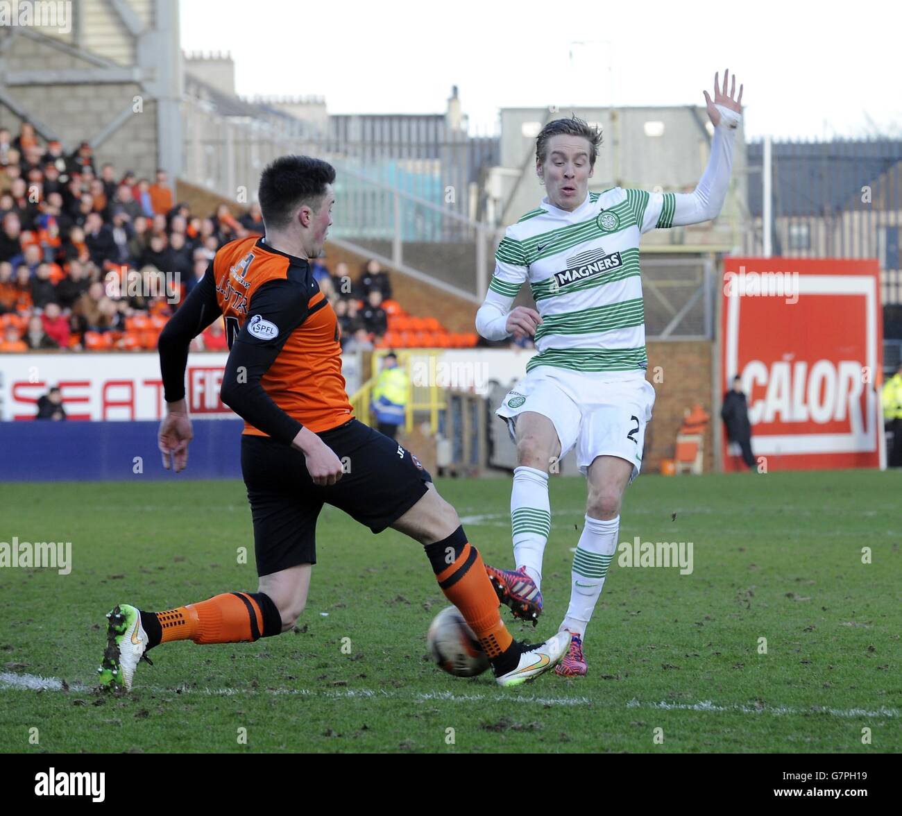 Stefan Johansen di Celtic e John Souttar di Dundee United combattono per la palla durante la William Hill Scottish Cup, Quarter Final al Tannadice Park di Dundee. Foto Stock