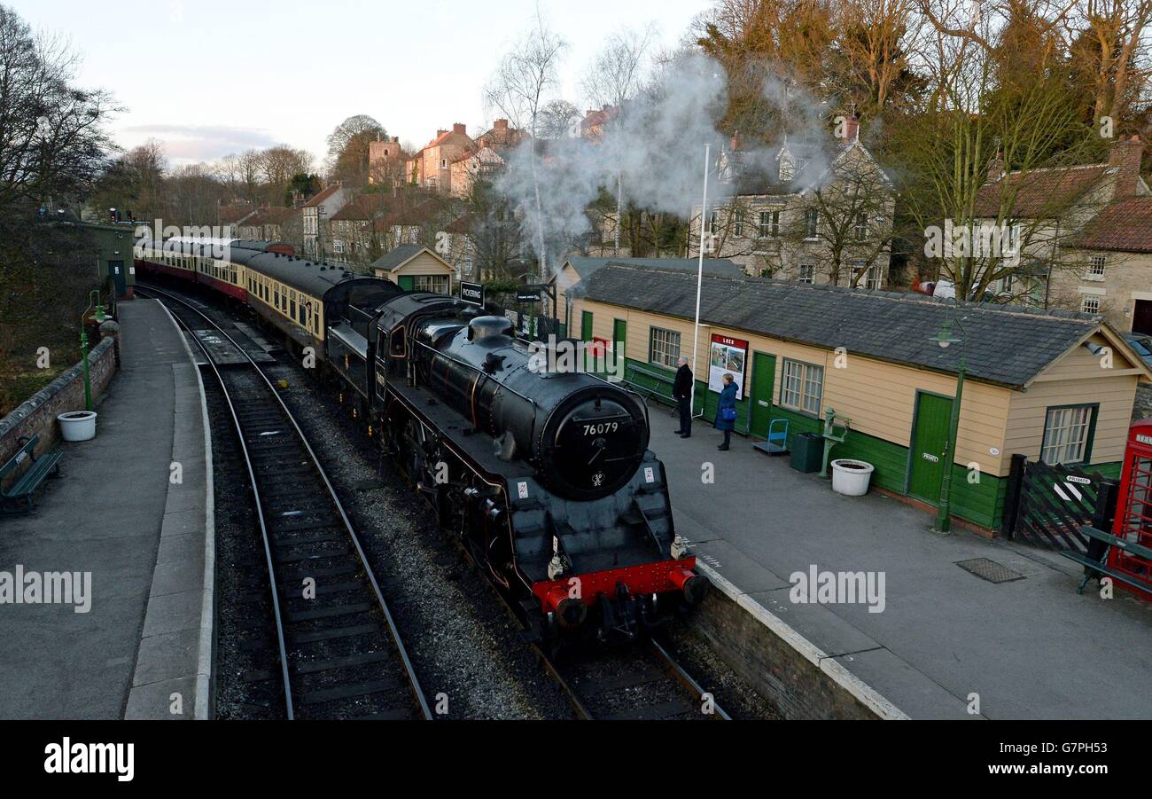 FOTO STANDALONE. Il BR Standard Class 76079 arriva alla stazione di Pickering sulla North Yorkshire Moors Railway, come parte degli eventi che segnano il 50° anniversario della chiusura della linea a seguito del rapporto Beeching. Foto Stock