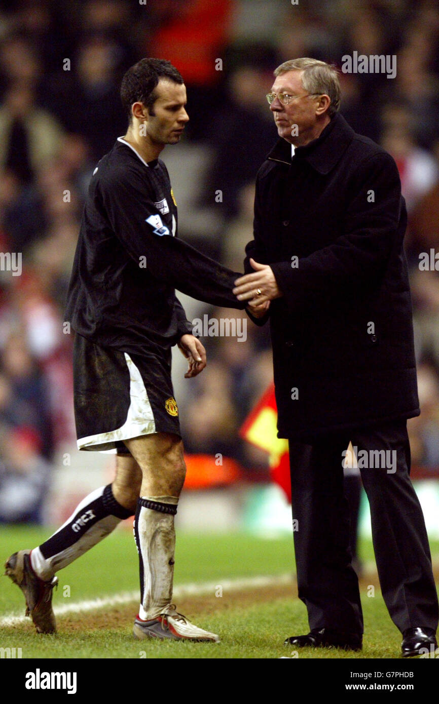 Calcio - fa Barclays Premiership - Arsenal / Manchester United - Highbury. Ryan Giggs del Manchester United si congratula con il manager Sir Alex Ferguson Foto Stock