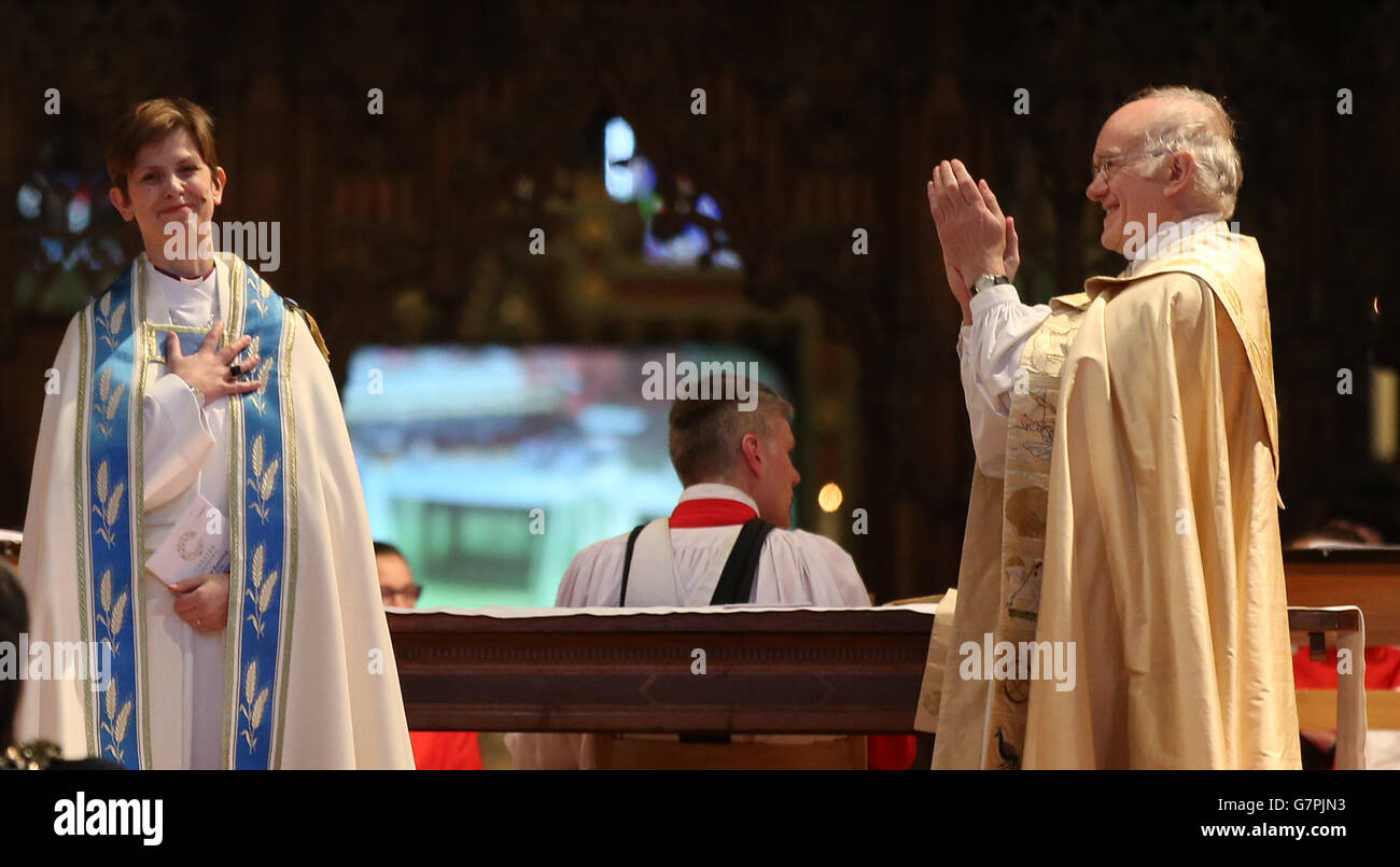 Il vescovo di Chester, il Rt Revd Dr Peter Forster applaude Come Libby Lane è formalmente installato presso la Cattedrale di Chester Foto Stock