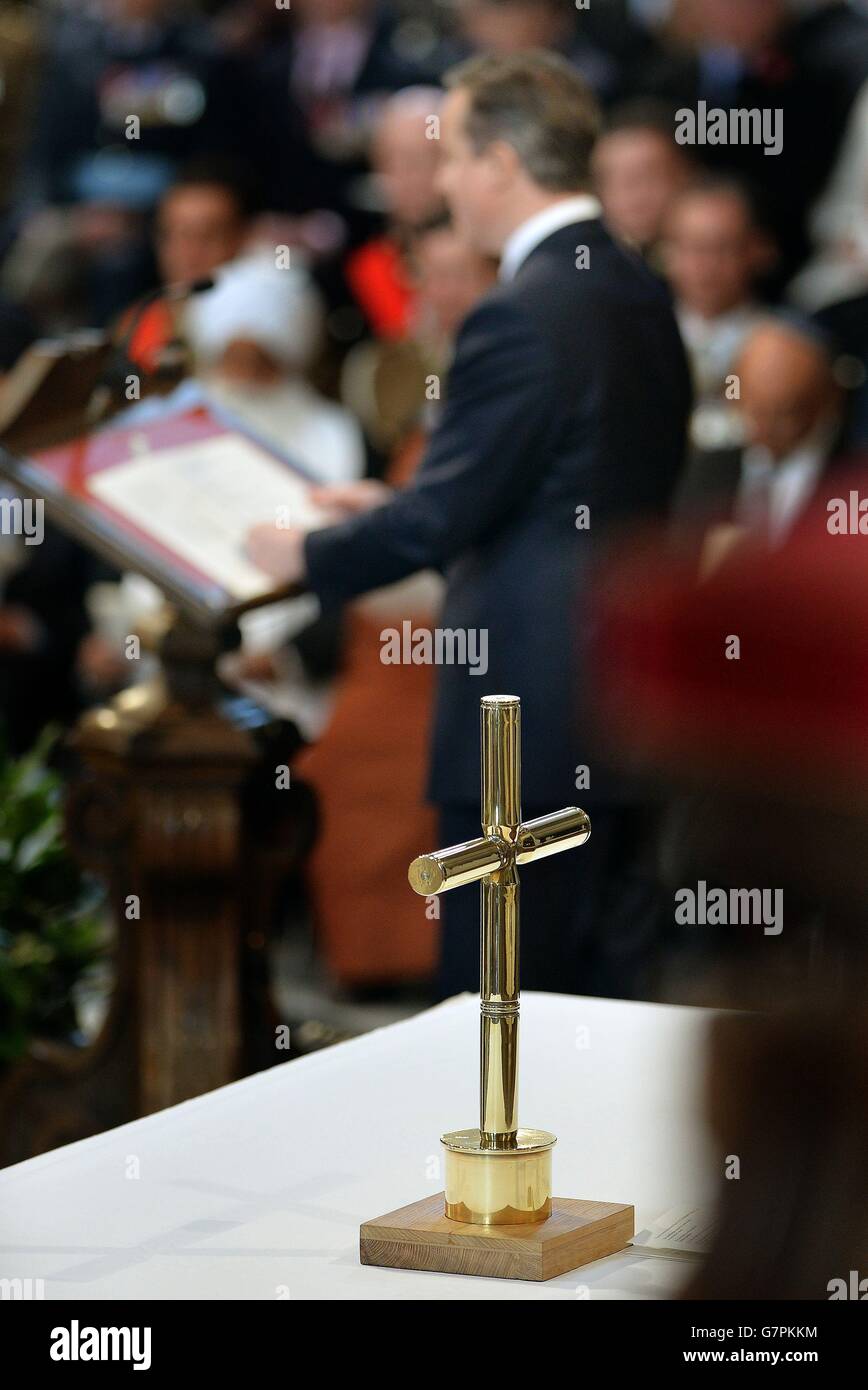 Una croce fatta con i casi di gusci di artiglieria usati è vista all'alter mentre il primo ministro David Cameron parla durante un servizio di commemorazione per segnare la fine delle operazioni di combattimento in Afghanistan alla Cattedrale di St Paul, Londra. Foto Stock