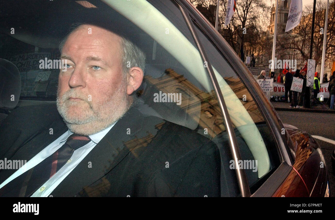 Il segretario all'interno Charles Clarke MP arriva alla Camera dei Comuni per fare una dichiarazione sul suo piano quinquennale per l'immigrazione. Foto Stock