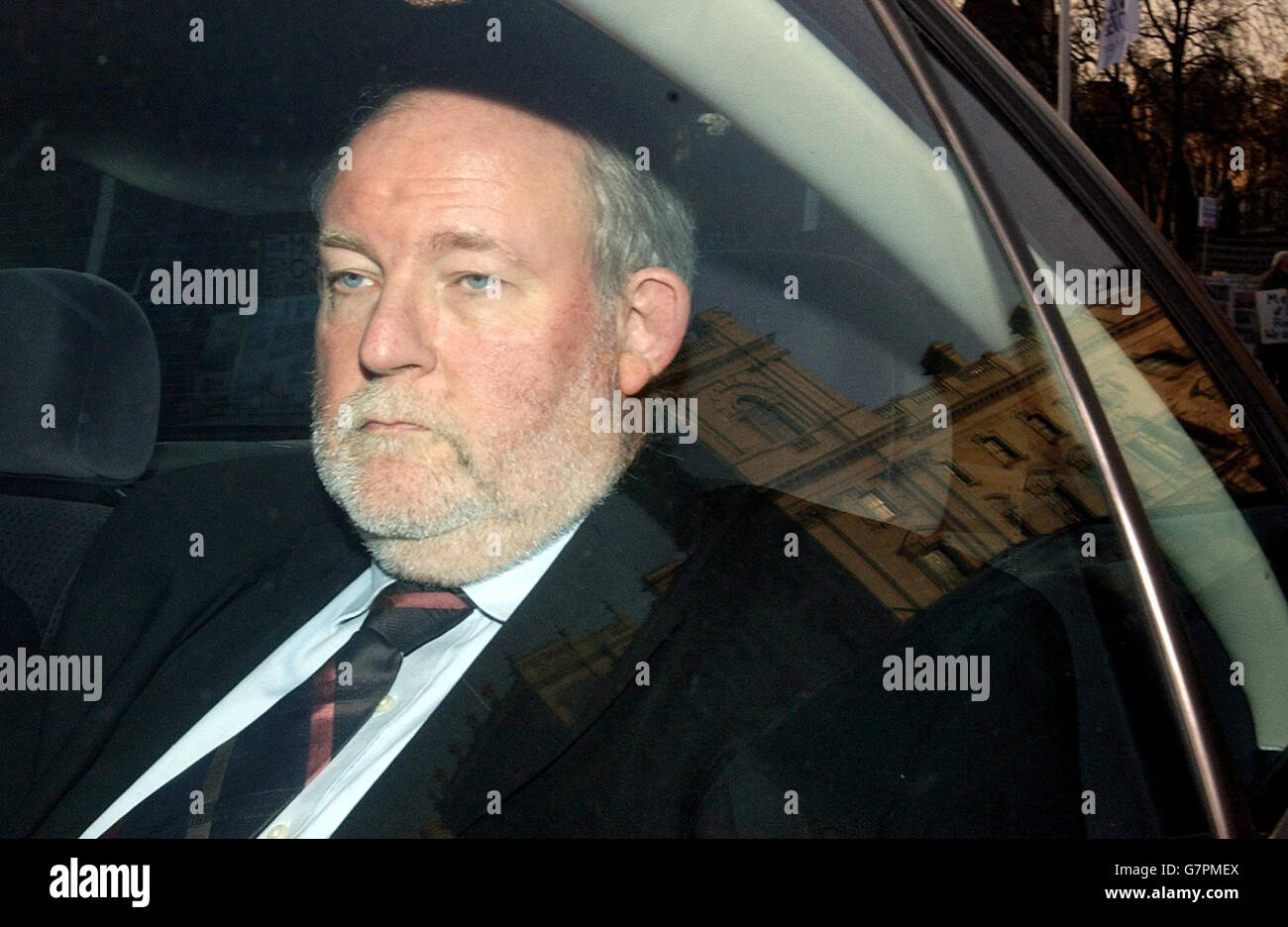 Il segretario all'interno Charles Clarke MP arriva alla Camera dei Comuni per fare una dichiarazione sul suo piano quinquennale per l'immigrazione. Foto Stock