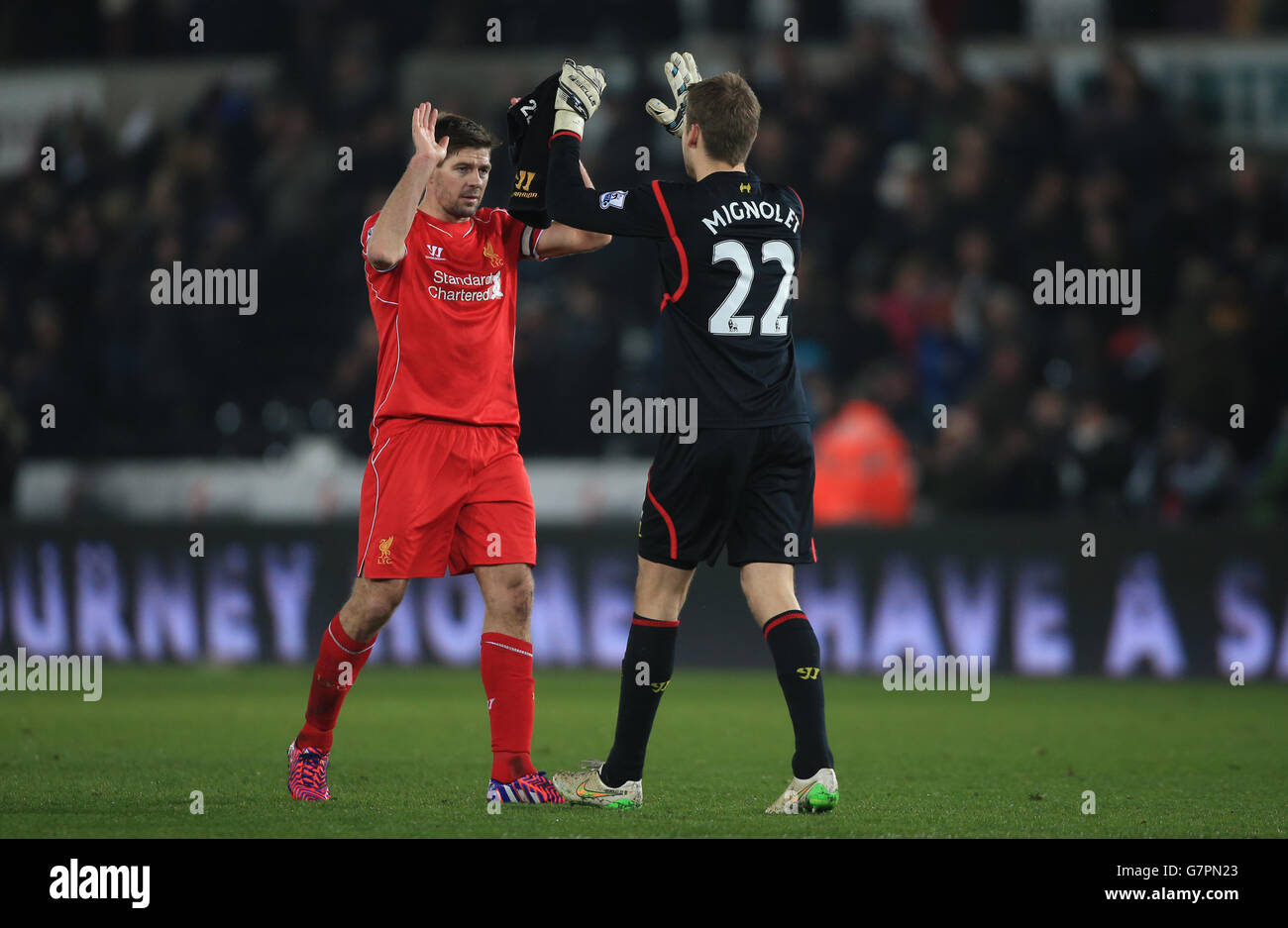Steven Gerrard di Liverpool celebra la vittoria del 1.0 su Swansea City con Portiere di Liverpool Simon Mignolet (a destra) Foto Stock