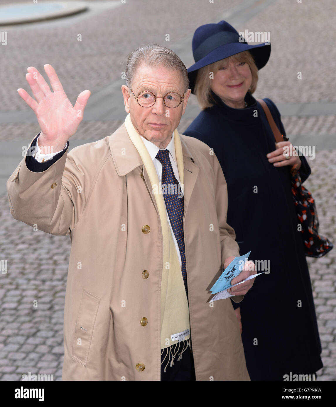 Edward Fox e Joanna David arrivano all'Abbazia di Westminster a Londra per il servizio memoriale di Lord Richard Attendborough, morto l'anno scorso. Foto Stock