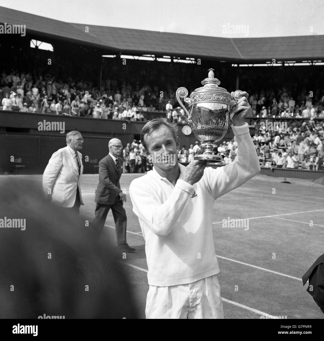 Rod Laver dell'Australia con il trofeo Wimbledon maschile dei singoli dopo aver battuto John Newcombe in finale. Foto Stock