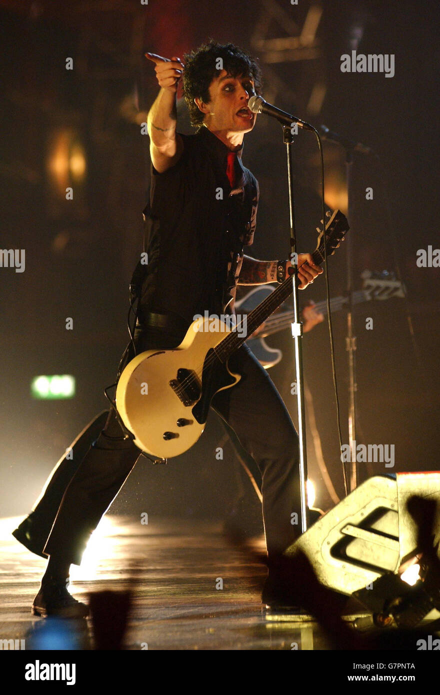 Billy Joe Armstrong di Green Day si esibisce dal vivo sul palco. Foto Stock