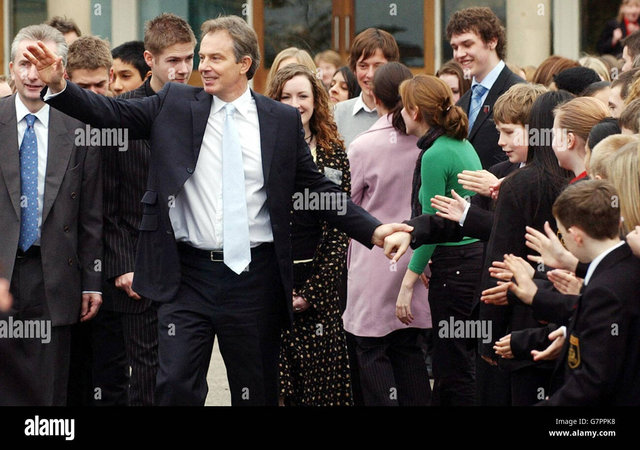 Tony Blair incontra gli alunni alla Myton School, quando ha lanciato sei impegni per le prossime elezioni generali. Foto Stock