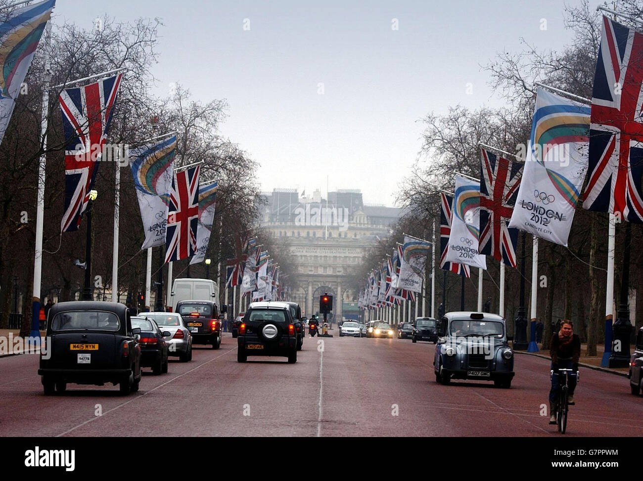 Le 2012 Olympic Flags di Londra si snoda lungo il Mall. Il Comitato Olimpico Internazionale si reca a Londra la prossima settimana per ispezionare l'offerta della capitale. Foto Stock