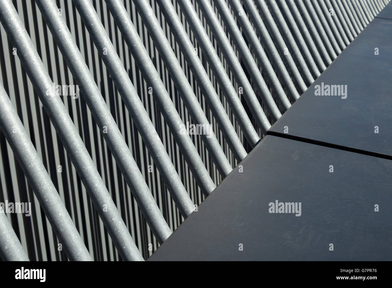 Dettaglio di tubi in acciaio creando una composizione astratta all'aperto Foto Stock