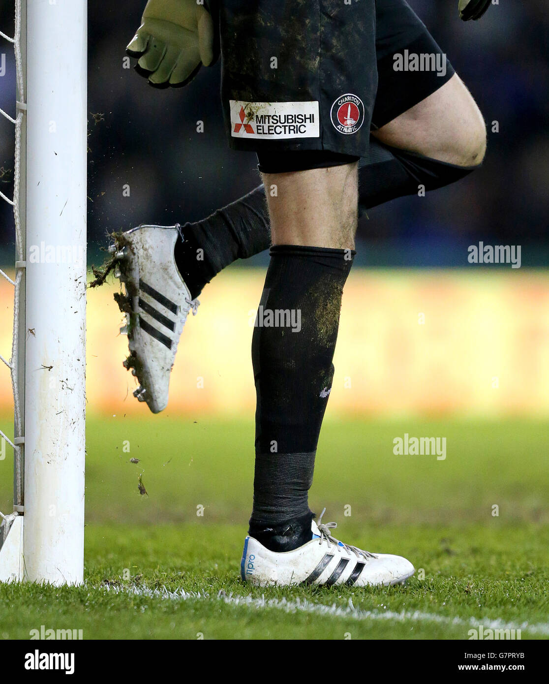 Calcio - Campionato Sky Bet - Derby County / Charlton Athletic - iPro Stadium. Stephen Henderson di Charlton Athletic pulisce i suoi stivali su un goal post Foto Stock