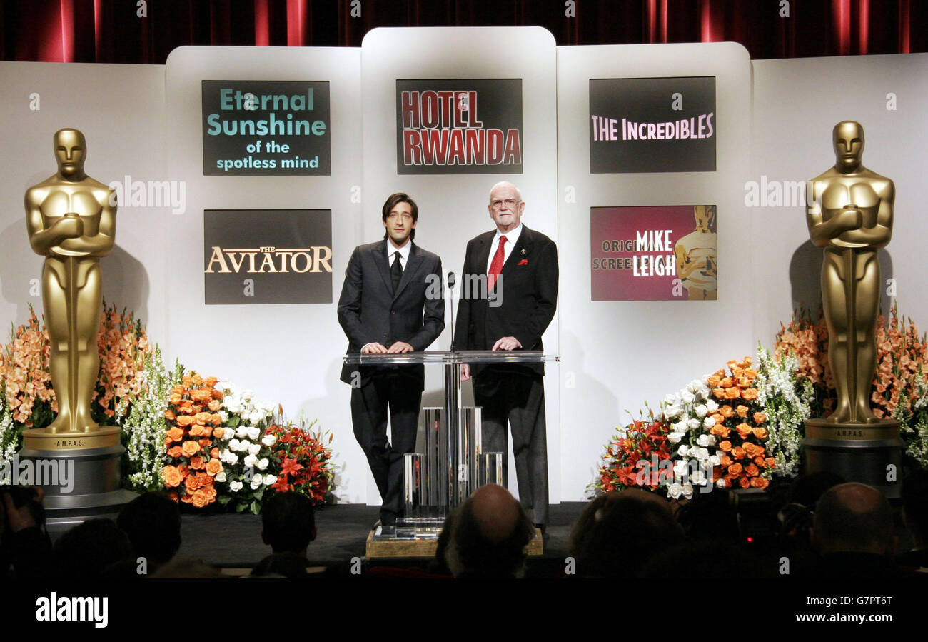 L'attore Adrien Brody, (a sinistra) e il presidente dell'Accademia delle Arti e delle Scienze della cinematografia Frank Pierson annunciano le migliori candidature originali di Screenplay. Foto Stock
