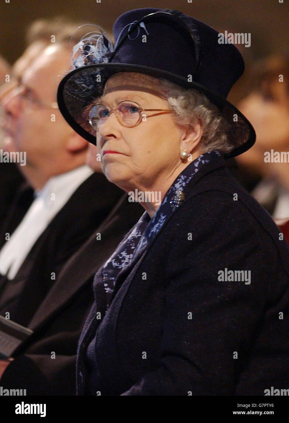 La Regina Elisabetta II della Gran Bretagna al servizio, per ricordare il 60° anniversario della liberazione di Auschwitz. Foto Stock