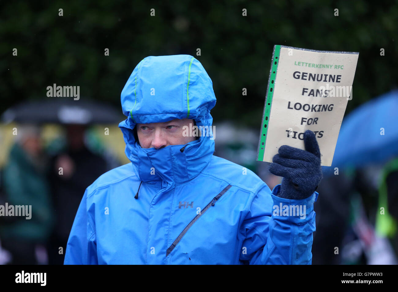 I fan che cercano i biglietti fuori terra prima della partita delle sei Nazioni RBS all'Aviva Stadium di Dublino. PREMERE ASSOCIAZIONE foto. Data foto: Domenica 1 marzo 2015. Vedi la storia della PA RUGBYU Irlanda. Il credito fotografico deve essere: Niall Carson/PA Wire. RESTRIZIONI: Solo per uso editoriale. Nessun uso commerciale o promozionale senza il preventivo consenso dell'IRFU. Nessuna modifica o documentazione. Per ulteriori informazioni si prega di chiamare il numero +44 (0)115 8447447. Foto Stock