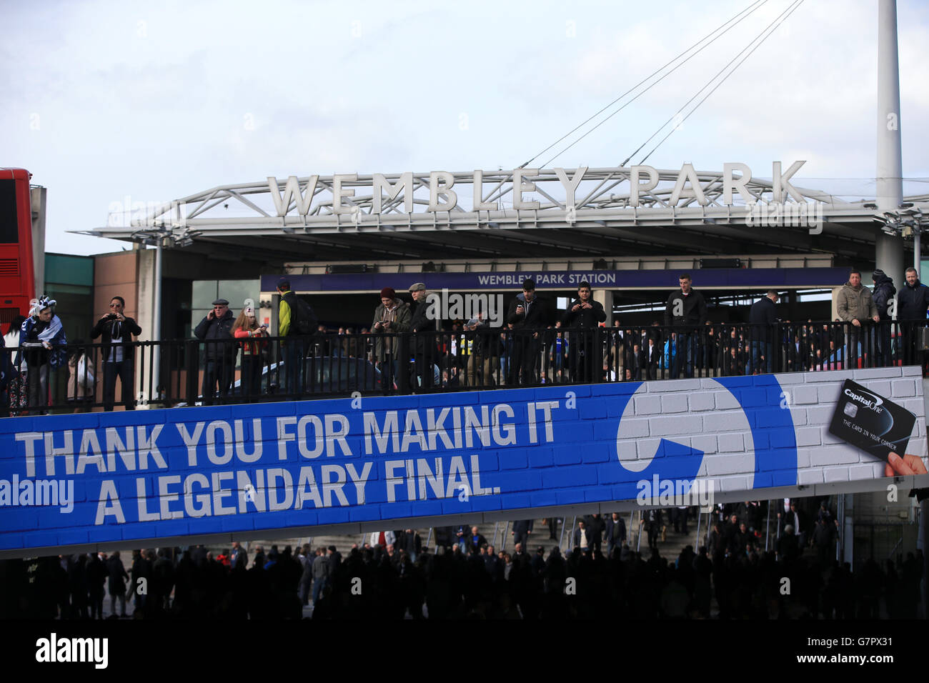 I fan escono dalla stazione di Wembley Park mentre si dirigono verso Wembley per la partita prima della finale della Capital One Cup a Wembley, Londra. PREMERE ASSOCIAZIONE foto. Data immagine: Domenica 1 marzo 2015. Guarda la storia della PA DI CALCIO finale. Il credito fotografico dovrebbe essere: Nick Potts/PA Wire. Foto Stock