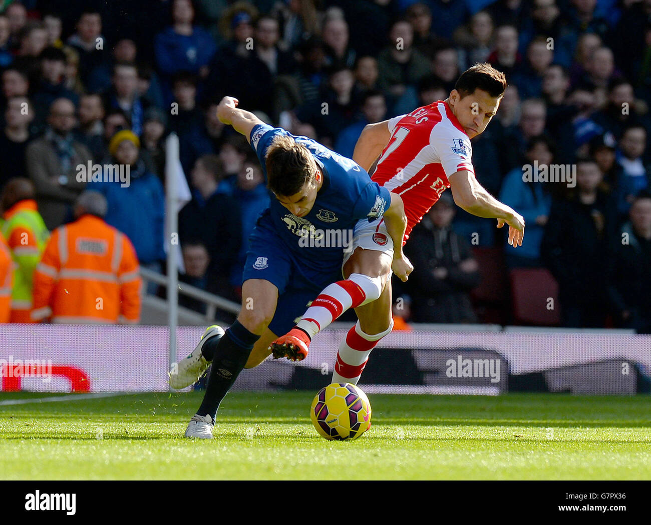 Alexis Sanchez dell'Arsenal affronta il Seamus Coleman di Everton durante la partita della Barclays Premier League all'Emirates Stadium di Londra. PREMERE ASSOCIAZIONE foto. Data immagine: Domenica 1 marzo 2015. Guarda la storia dell'arsenale DI CALCIO della PA. Il credito fotografico dovrebbe essere: Tony Marshall/PA Wire. Foto Stock