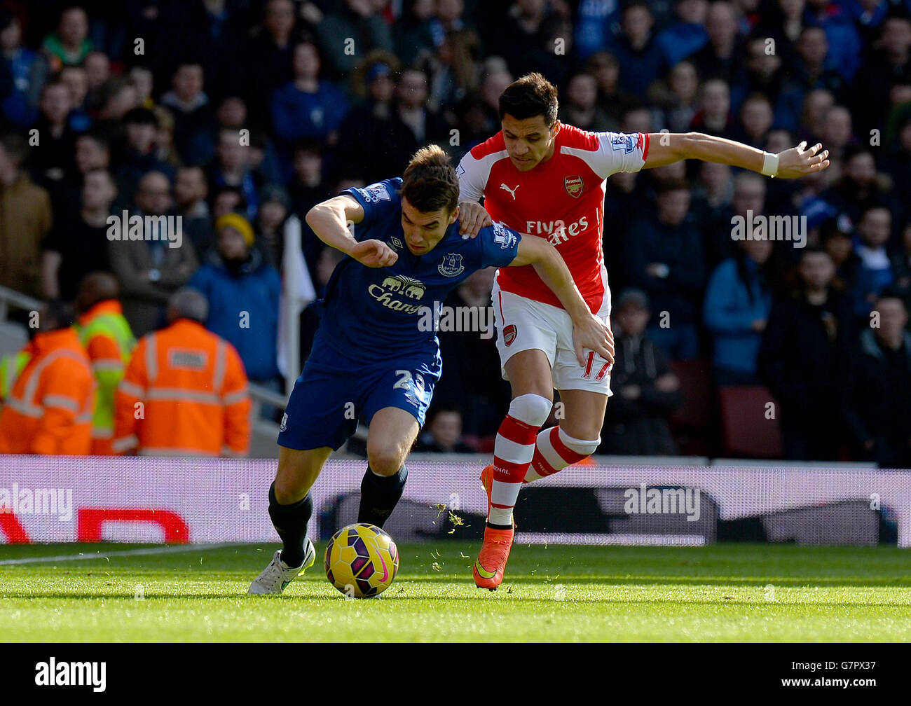 Alexis Sanchez dell'Arsenal affronta il Seamus Coleman di Everton durante la partita della Barclays Premier League all'Emirates Stadium di Londra. PREMERE ASSOCIAZIONE foto. Data immagine: Domenica 1 marzo 2015. Guarda la storia dell'arsenale DI CALCIO della PA. Il credito fotografico dovrebbe essere: Tony Marshall/PA Wire. Foto Stock