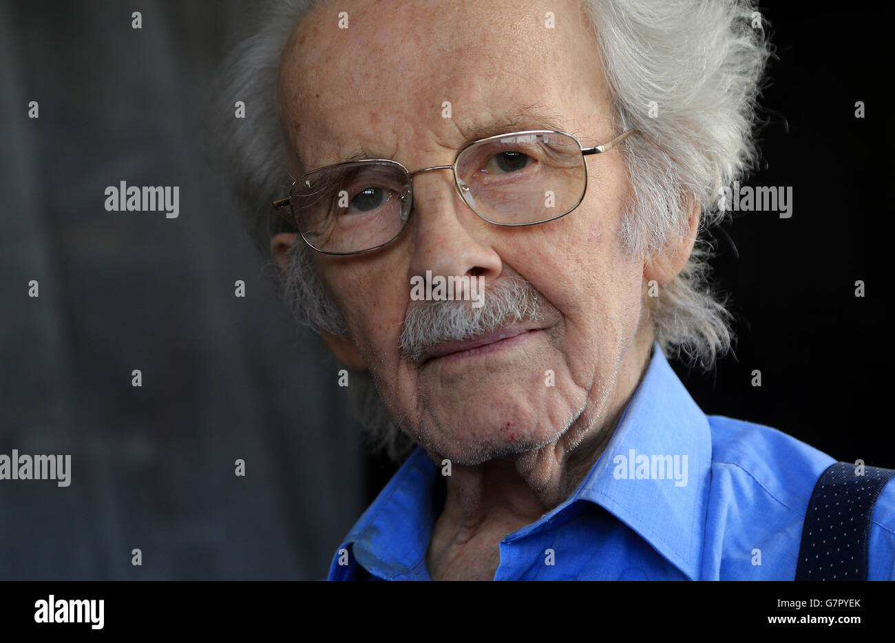 Stanley Evans, 93 anni, a casa sua a Londra, mentre Solomon Bygraves si è dichiarato colpevole di rapina dopo averlo abbracciato per cinque sterline nel gennaio di quest'anno. Foto Stock