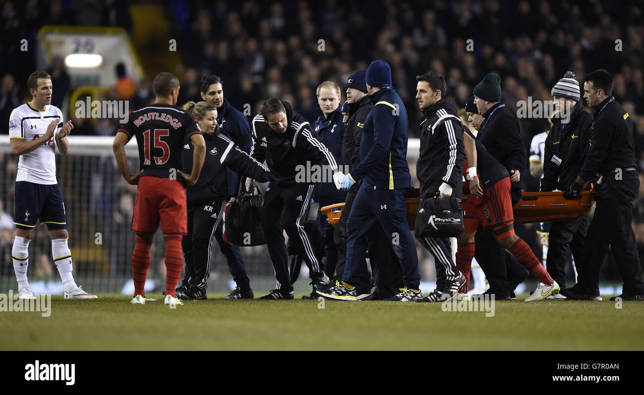 Il Bafetimbi Gomis di Swansea City si allarga durante la partita Barclays Premier League a White Hart Lane, Londra. Foto Stock