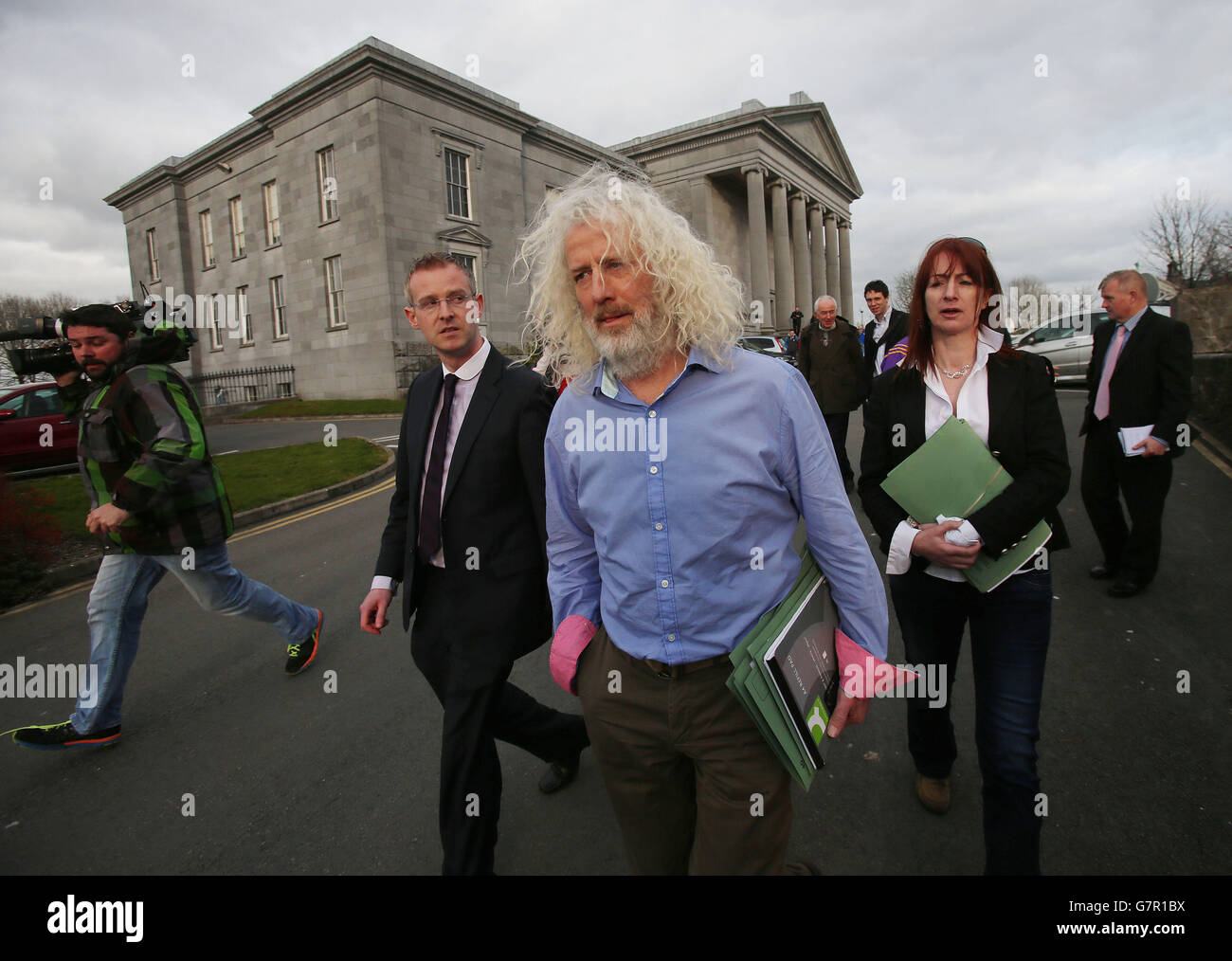 (Da sinistra) Solicitor Gareth Noble, indipendente TD Mick Wallace e indipendente TD Clare Daly lasciando Ennis District Court in una causa relativa ad una presunta violazione della sicurezza all'aeroporto di Shannon. Foto Stock