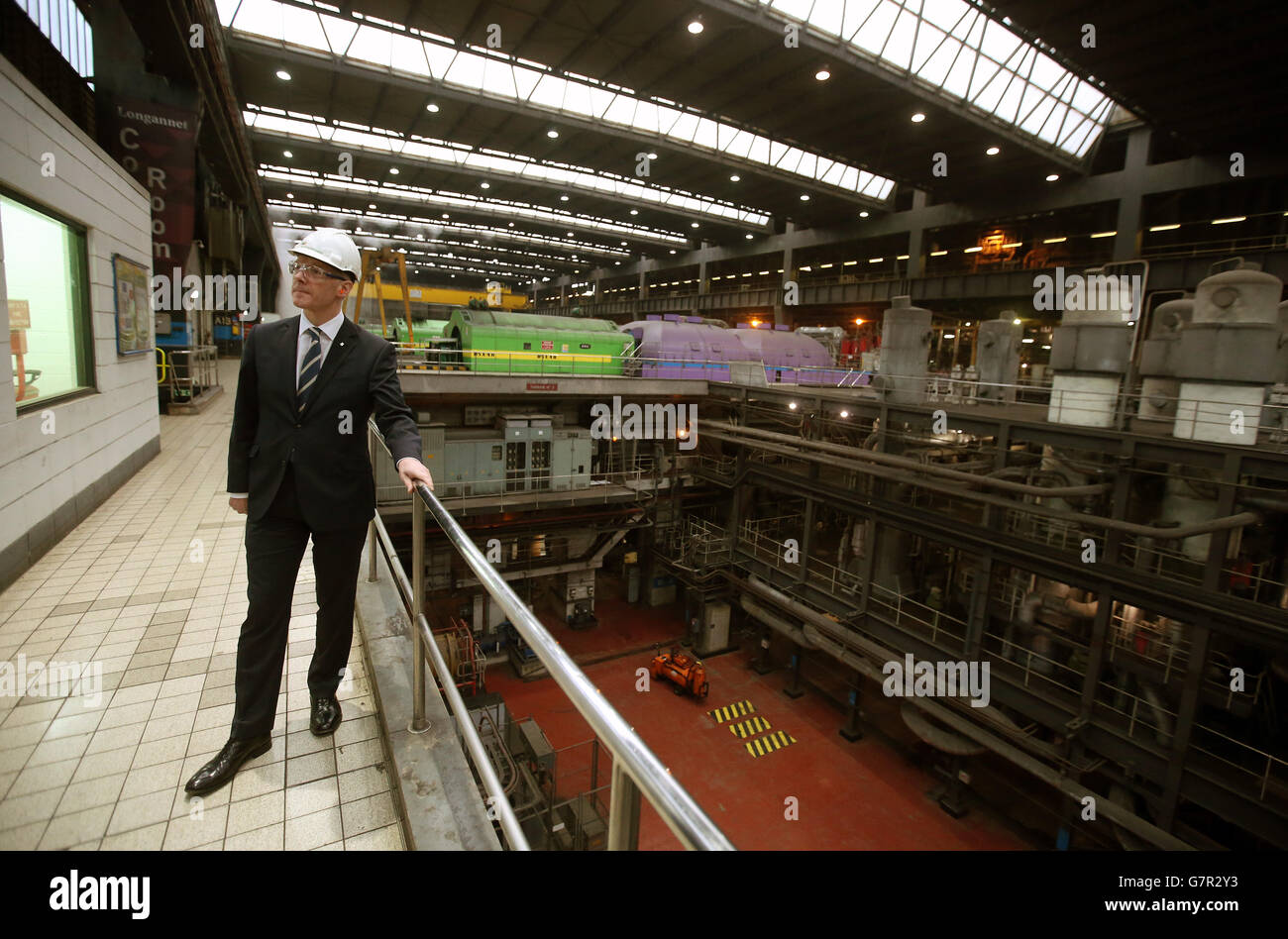 Vice primo Ministro John Swinney nella sala turbine durante una visita alla centrale elettrica di Longannet a Fife. Foto Stock