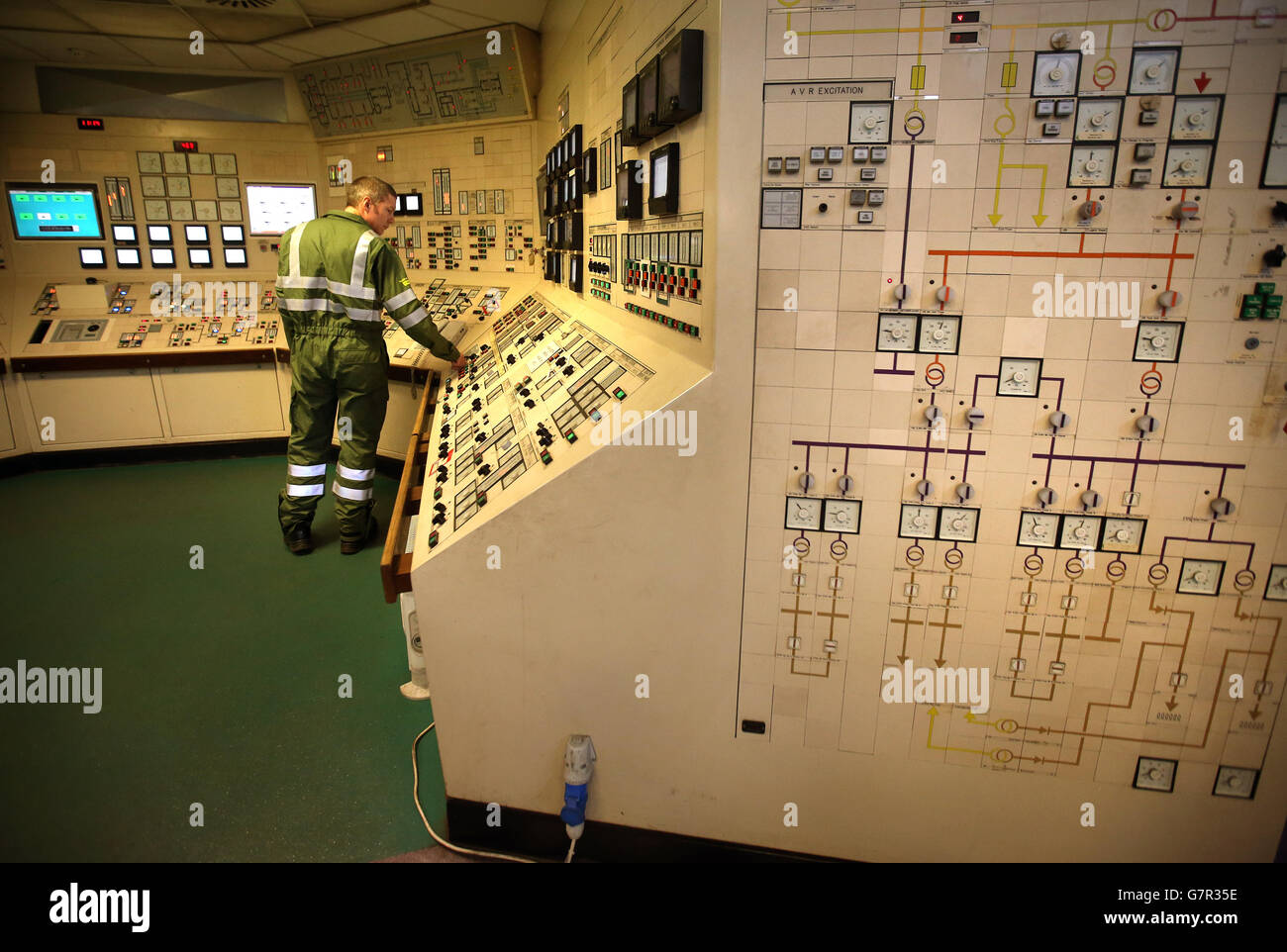 David Straignt nella sala di controllo come vice primo ministro John Swinney ha visitato la centrale elettrica di Longannet a Fife. Foto Stock