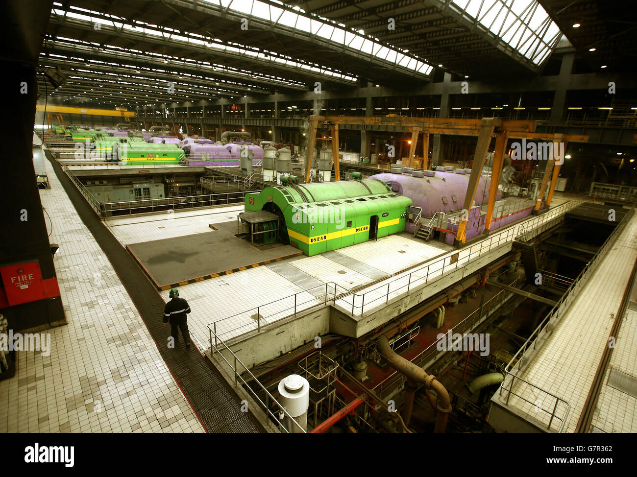 La sala delle turbine, in qualità di vice primo ministro John Swinney, ha visitato la centrale di Longannet a Fife. Foto Stock