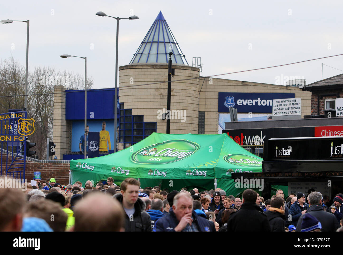 Calcio - Barclays Premier League - Everton v Newcastle United - Goodison Park. Il gazebo Chang nella zona dei fan di Everton Foto Stock