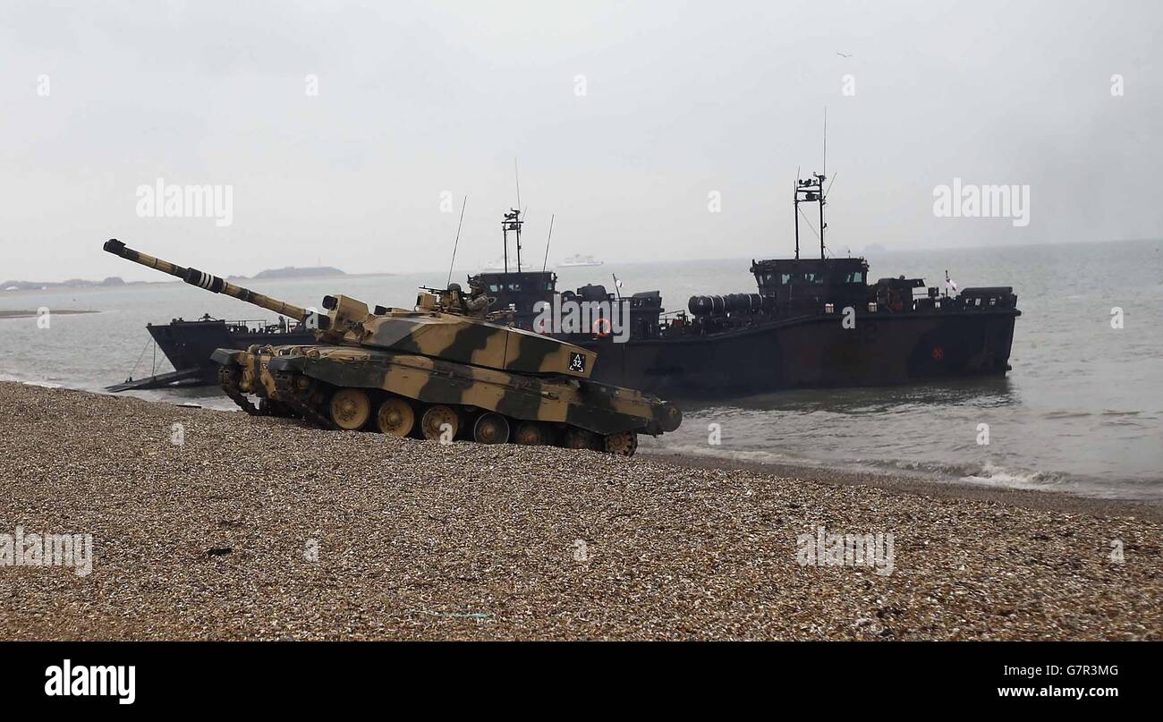 Più di 80 Royal Marines prendono parte a un esercizio di invasione per dimostrare la loro capacità anfibia quando arrivano a riva a Browndown Beach, Gosport. Truppe del 40 Commando, con base a Taunton, con supporto e hardware dal 29 Commando Royal Artillery, 24 Comando Royal Engineers, Royal Hussars del Re e Royal Dragoon Guards. Foto Stock