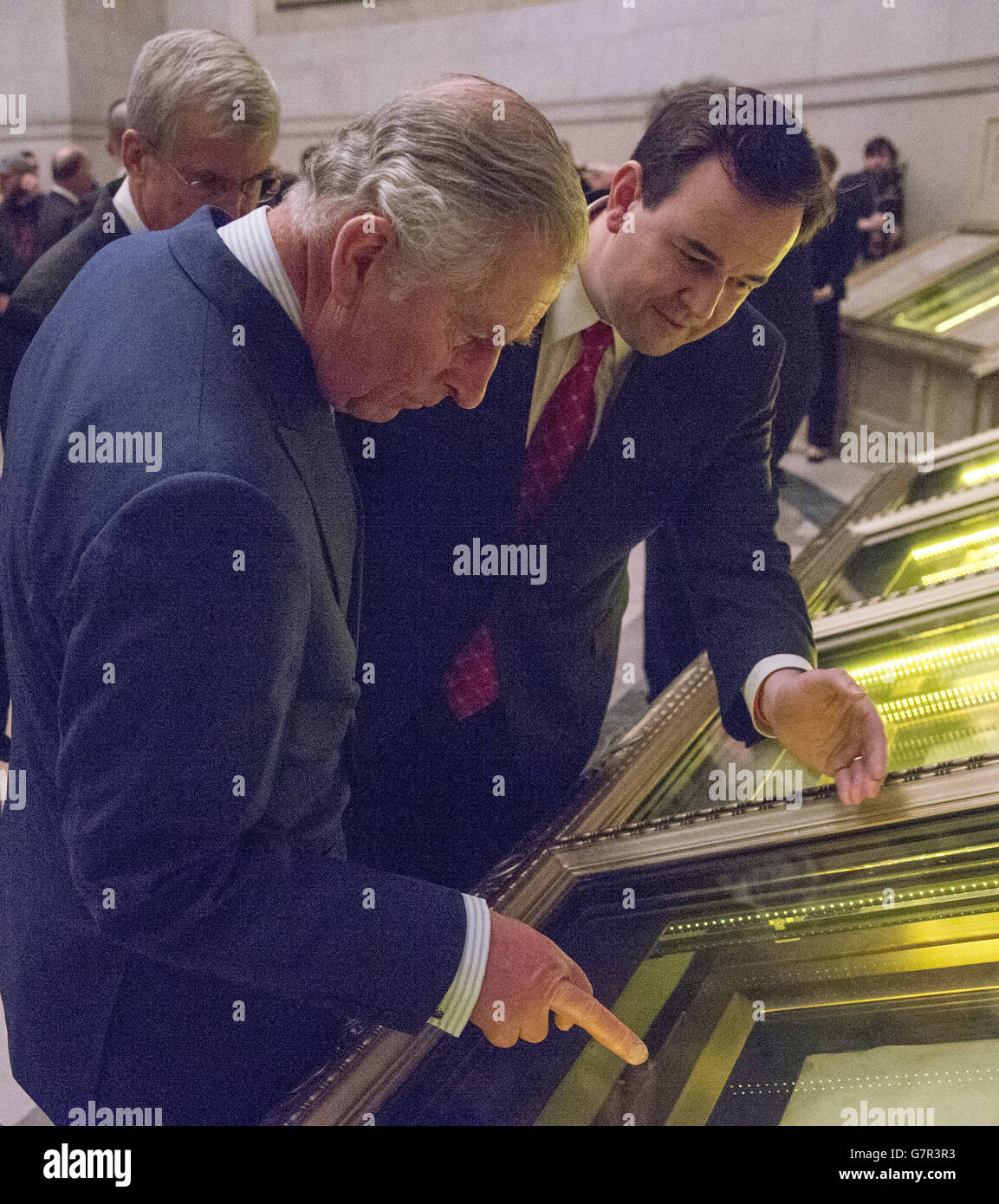 Il Principe di Galles guarda alla Costituzione degli Stati Uniti durante una visita all'Archivio Nazionale di Washington come parte del suo viaggio a Washington DC, USA. Foto Stock