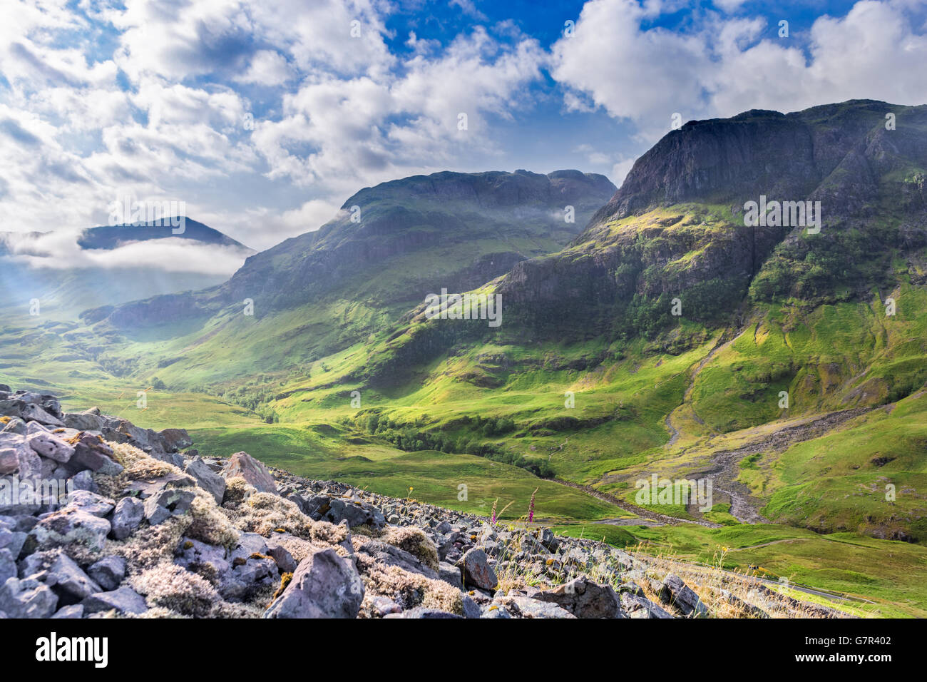 Nuvole sopra Highlands scozzesi vallata a molla Foto Stock