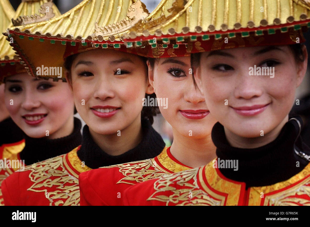 Le Signore cinesi prendono parte ad una sfilata del costume per celebrare l'anno del roster. Foto Stock