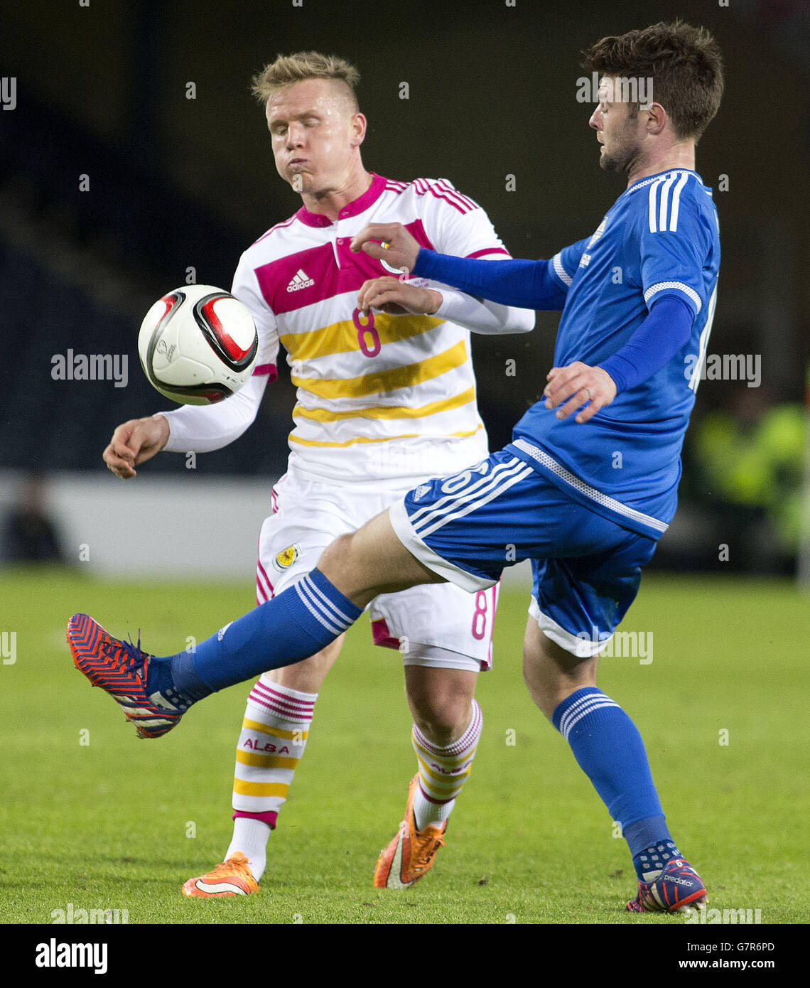 Calcio - Internazionale amichevole - Scozia / Irlanda del Nord - Hampden Park. Matt Ritchie (a sinistra) e Oliver Norwood (a destra) dell'Irlanda del Nord durante l'International friendly all'Hampden Park, Glasgow. Foto Stock