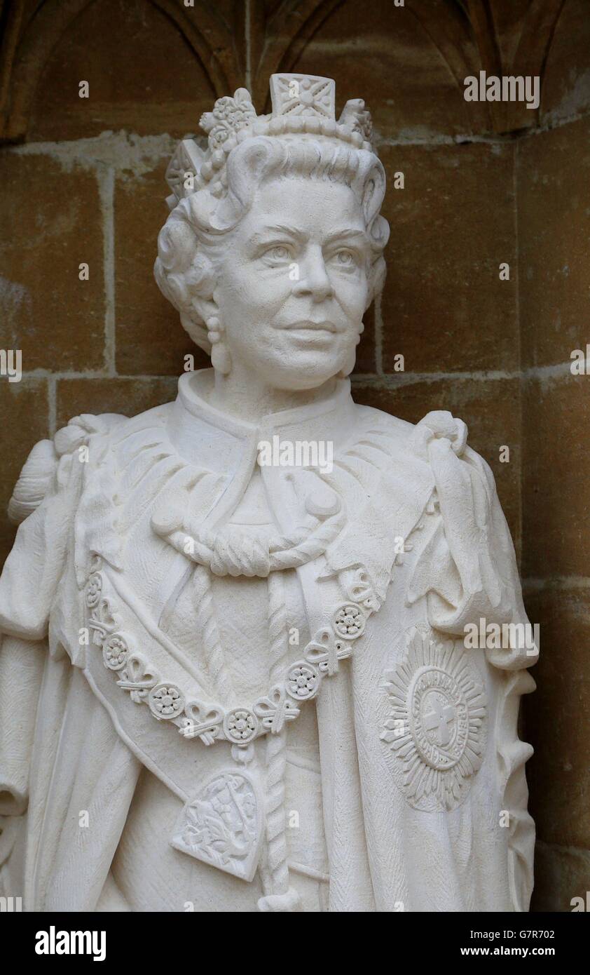 Una statua della Regina Elisabetta II creata dallo scultore architettonico Nina Bilbey che sarà svelata alla Cattedrale di Canterbury a Kent come segno del giubileo dei diamanti della Regina. Foto Stock