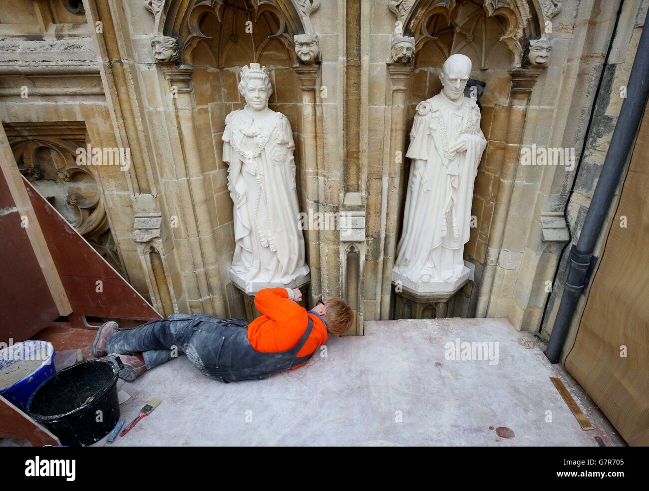 Lo scultore architettonico Nina Bilbey mette il tocco finale alle sue statue della Regina Elisabetta II e del Duca di Edimburgo alla Cattedrale di Canterbury in Kent a come segno del giubileo dei diamanti della Regina. Foto Stock