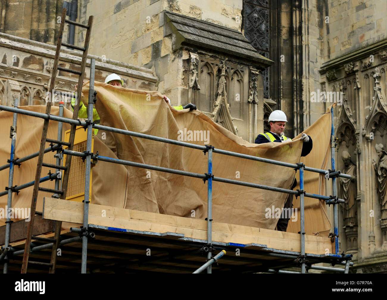 Le statue della Regina Elisabetta II e del Duca di Edimburgo create dallo scultore architettonico Nina Bilbey arrivano alla Cattedrale di Canterbury a Kent come segno del giubileo dei diamanti della Regina. Foto Stock