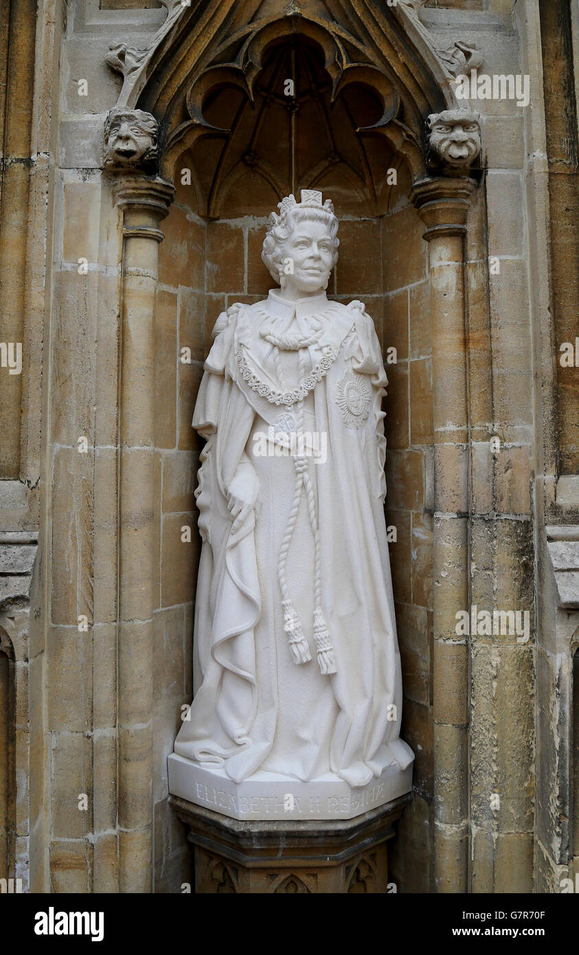 Una statua della Regina Elisabetta II creata dallo scultore architettonico Nina Bilbey che sarà svelata alla Cattedrale di Canterbury a Kent come segno del giubileo dei diamanti della Regina. Foto Stock