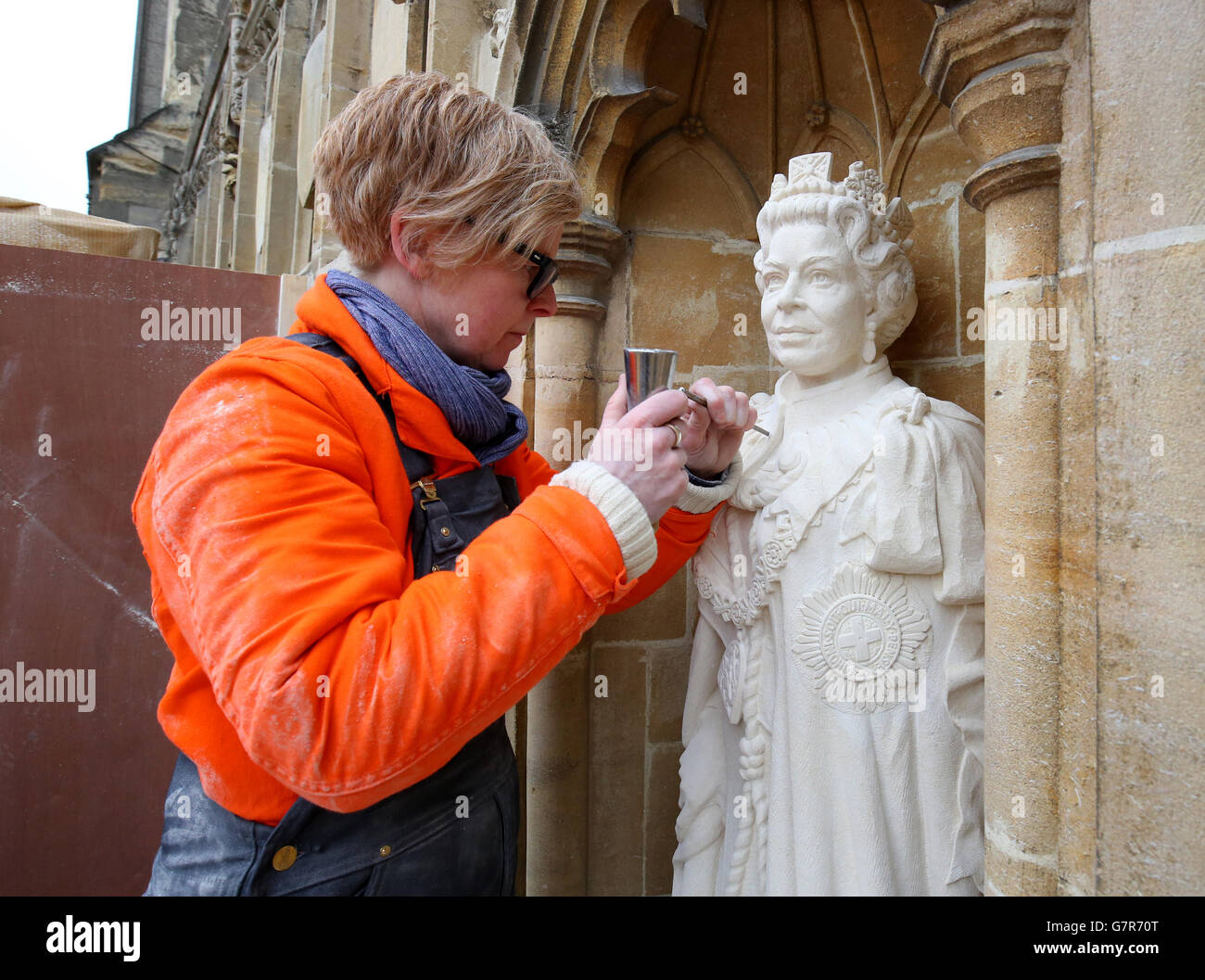 Lo scultore architettonico Nina Bilbey mette il tocco finale alle sue statue della Regina Elisabetta II e del Duca di Edimburgo alla Cattedrale di Canterbury in Kent a come segno del giubileo dei diamanti della Regina. Foto Stock