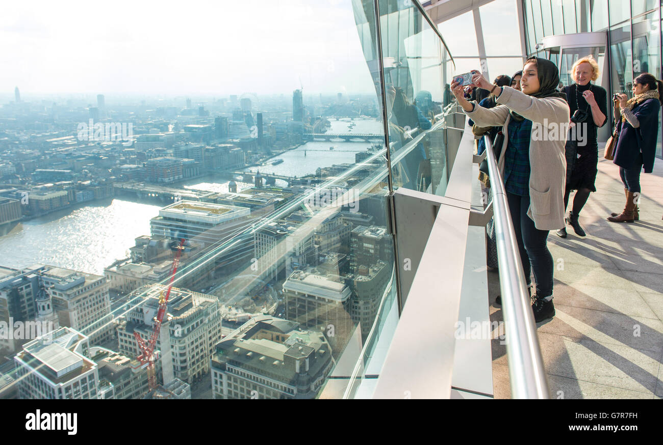 I turisti scattano foto dalla terrazza esterna dello Sky Garden al 20 di Fenchurch Street, conosciuta anche come l'edificio 'Walkie Talkie', nel centro di Londra. PREMERE ASSOCIAZIONE foto. Data foto: Mercoledì 25 marzo 2015. Il credito fotografico deve essere: Dominic Lipinski/PA Wire Foto Stock
