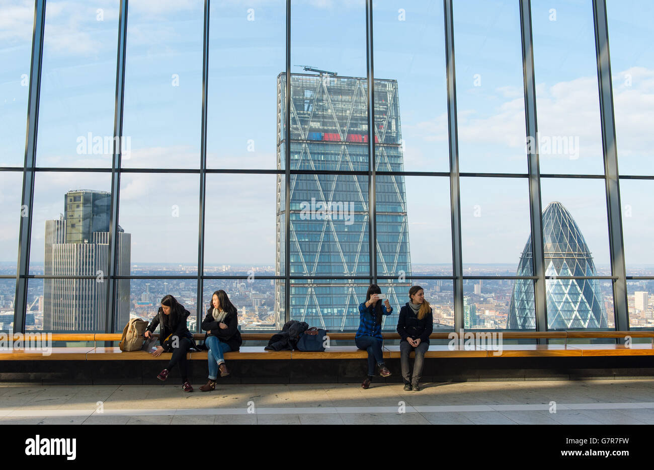 Vista generale dello Sky Garden al 20 di Fenchurch Street, conosciuto anche come l'edificio 'Walkie Talkie', nel centro di Londra, che mostra (da sinistra a destra) la Torre 42, il Leadenhall Building, conosciuto anche come 'il Cheesegrater' e il 30 di St Mary Ax, conosciuto anche come 'il Gherkin'. PREMERE ASSOCIAZIONE foto. Data immagine: Mercoledì 25 marzo 2015. Il credito fotografico dovrebbe essere: Dominic Lipinski/PA Wire Foto Stock