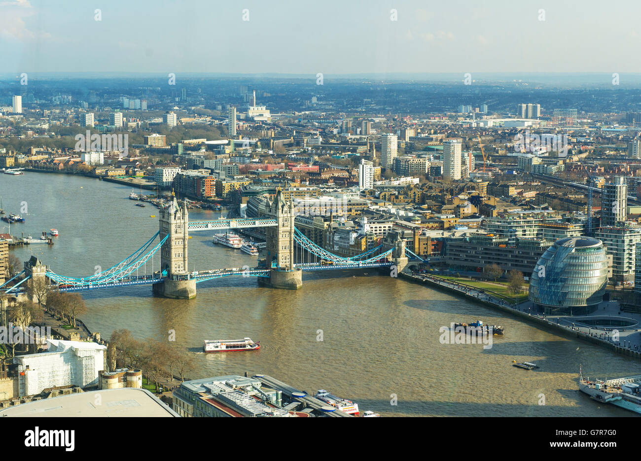 Vista generale del centro di Londra, incluso il Tower Bridge e il municipio, visto dallo Sky Garden al 20 di Fenchurch Street. PREMERE ASSOCIAZIONE foto. Data immagine: Mercoledì 25 marzo 2015. Il credito fotografico dovrebbe essere: Dominic Lipinski/PA Wire Foto Stock
