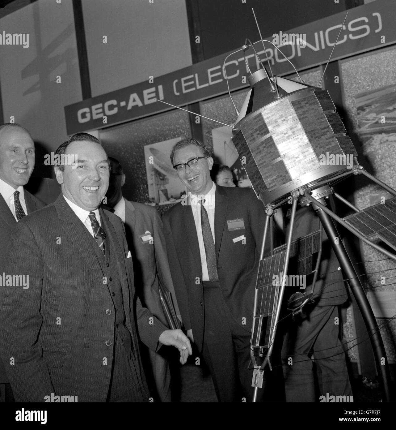 Un allegro Postmaster generale, Roy Mason (l) con un modello in scala del primo satellite tutto britannico, Ariel 3, Che ora è andato in orbita con successo per un intero anno, quando ha girato la mostra in connessione con il seminario sulla progettazione e il funzionamento delle stazioni satellitari di terra di comunicazione che ha aperto al Royal Lancaster Hotel, Londra. Con Mason è D. M. Kettle (r), direttore commerciale di GEC-AEI Electronics Ltd. Più di 50 paesi sono rappresentati da circa 250 partecipanti al seminario, sponsorizzato dall'Ufficio postale, dal Ministero della tecnologia e dalla British Foto Stock