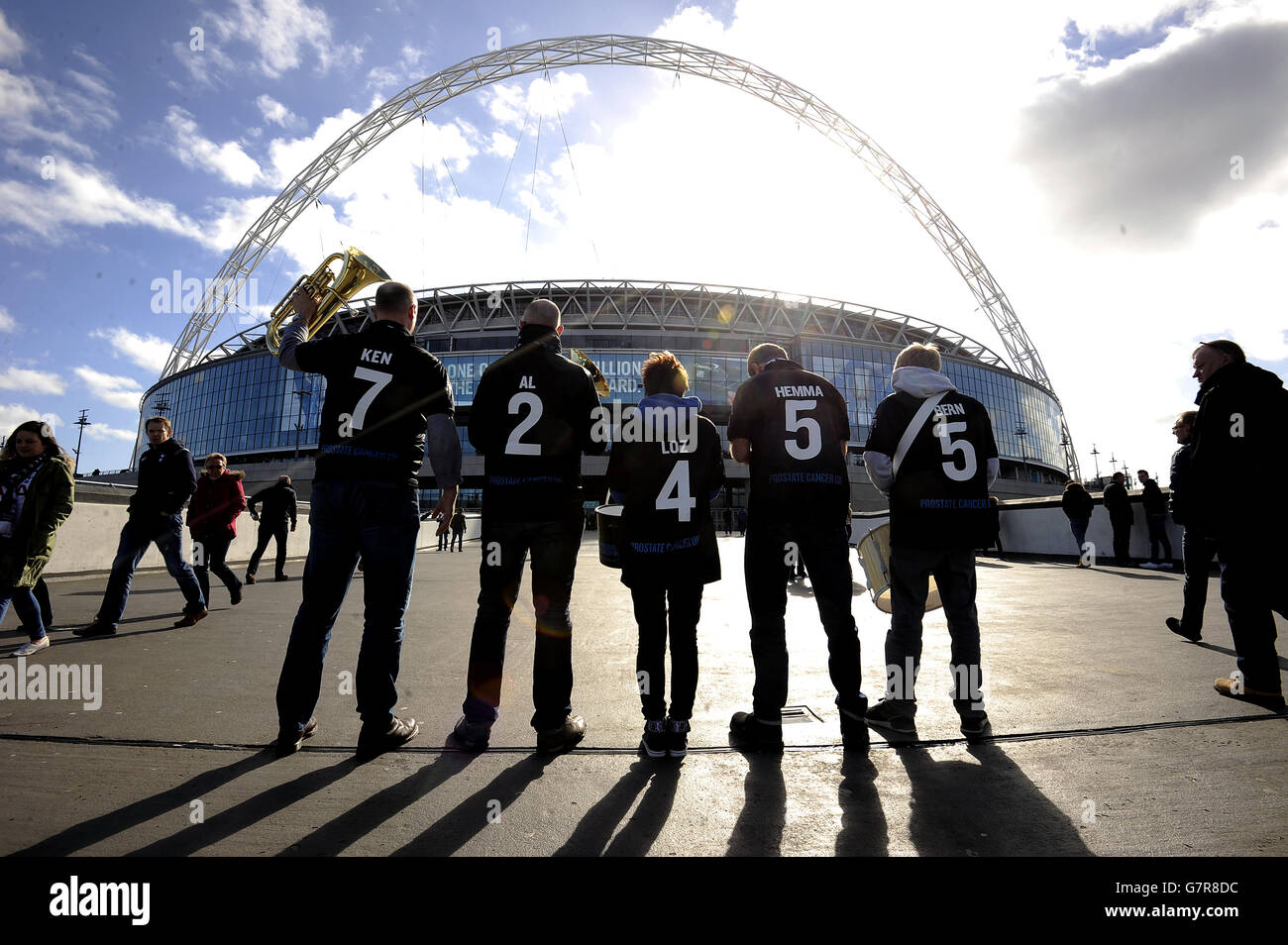 La band dei sostenitori dell'Inghilterra suona come la band Men United Esibiti accanto alla statua di Bobby Moore a Wembley in Aiuto del cancro della prostata UK Foto Stock