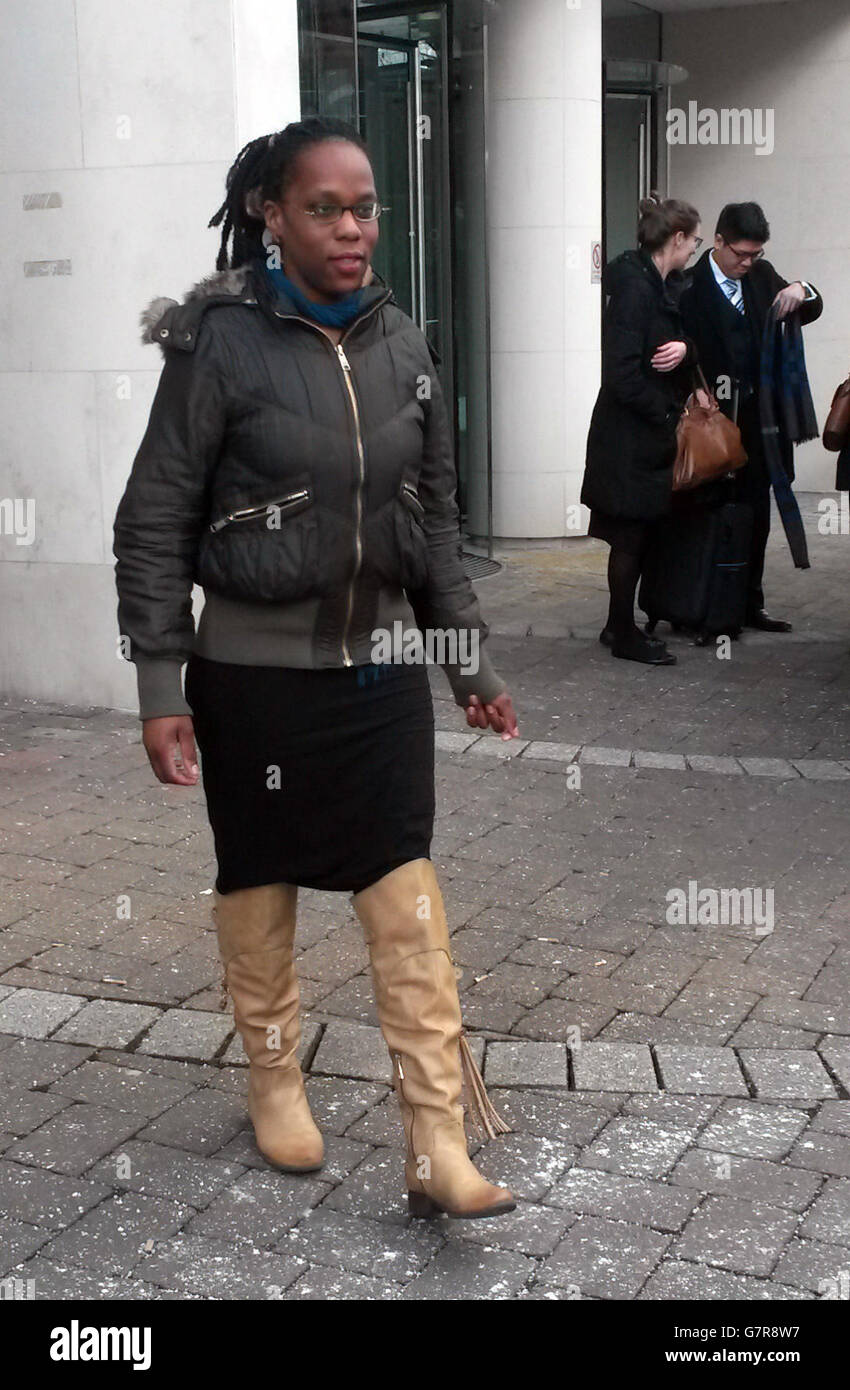 L'infermiera cristiana di puericultura Sarah Mbuyi al di fuori del tribunale per l'occupazione a Watford, dove sostiene di essere stata licenziata dall'assistenza all'infanzia di Newpark a Shepherds Bush a causa delle sue convinzioni religiose riguardo all'omosessualità. Foto Stock