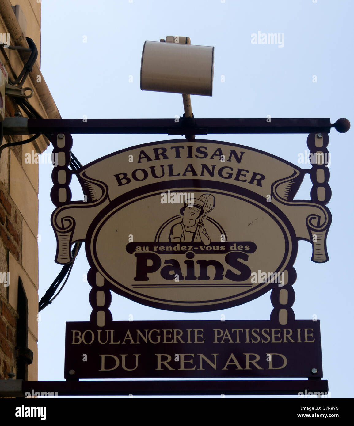 LILLE, FRANCIA - 08 GIUGNO 2014: Interessante cartello fuori Boulangerie du Renard panetteria in Rue Saint-Genois Foto Stock