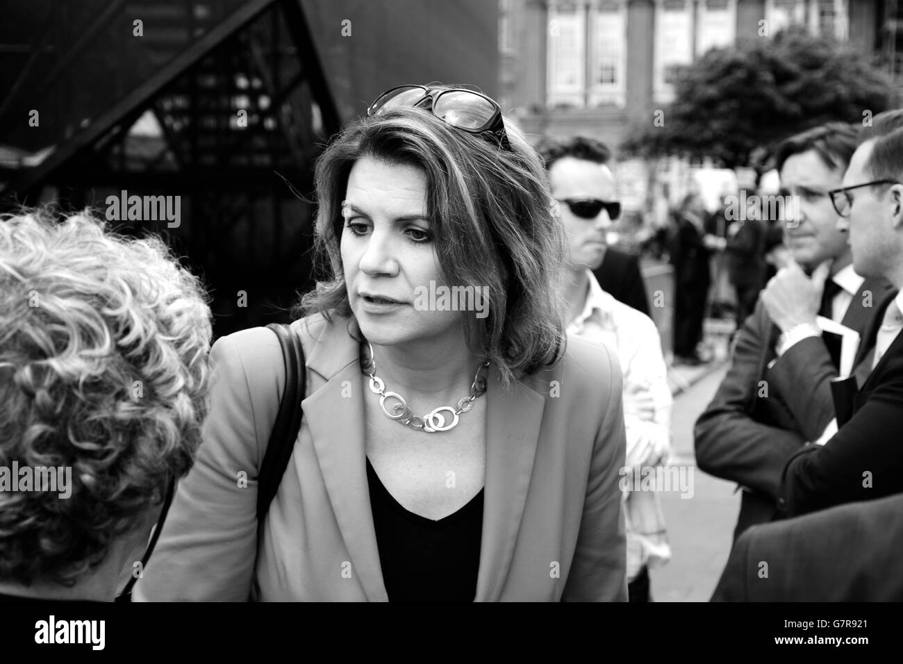 Julia Hartley-Brewer si mescola e si confonde con i politici su College Green a seguito del referendum UE risultato. Foto Stock