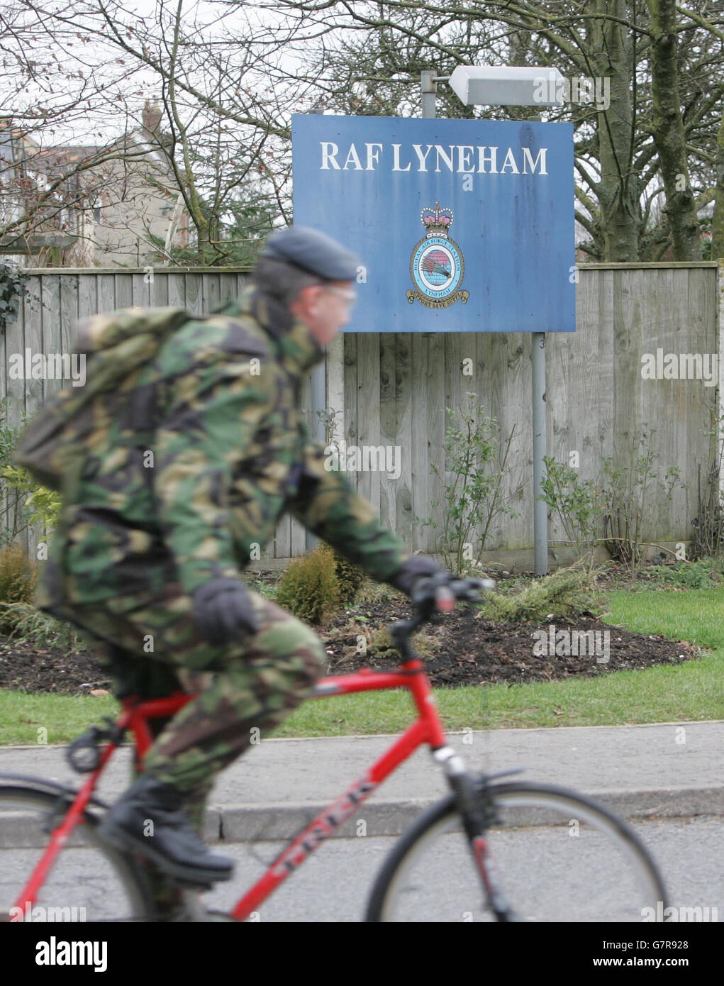 Un Airman che passa il cartello all'ingresso principale di RAF Lyneham. Le truppe britanniche sono morte ieri quando un aereo Hercules della base del Wiltshire si è schiantato vicino a Baghdad. Foto Stock