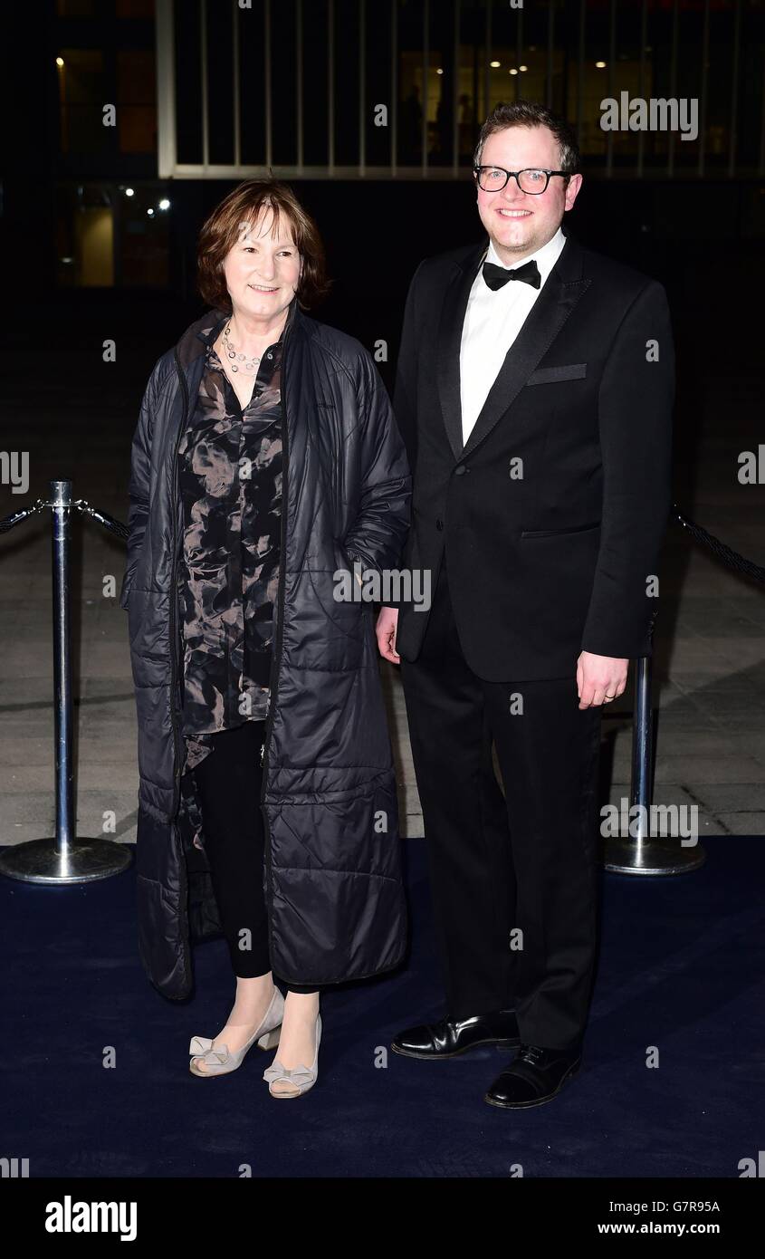 Deborah Findlay e Miles Jupp arrivano al galà di raccolta fondi Fast Forward del National Theatre, nel centro di Londra. Foto Stock